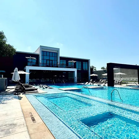 2Br Retreat -Gym Pool Parking Apartment